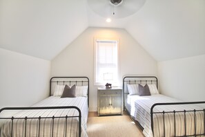 4 bedrooms, iron/ironing board, WiFi, bed sheets