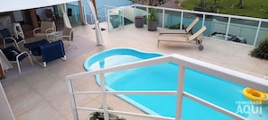 Una piscina cubierta