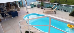 Una piscina cubierta