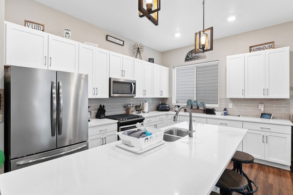 Kylskåp, mikrovågsugn, ugn och spishäll