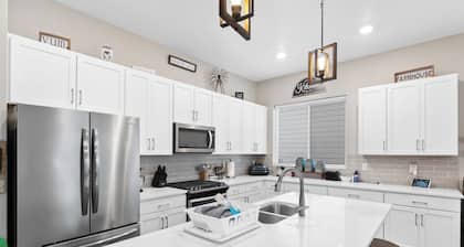 Spacious 3 bedroom, 2.5 bath house - 20 min from DIA, 25 min from Denver