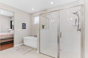 Shower, hair dryer, towels, soap - Spacious 3 bedroom, 2.5 bath house - 20 min from DIA, 25 min from Denver (Brighton)
