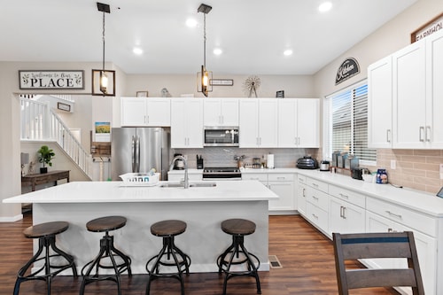 Spacious 3 bedroom, 2.5 bath house - 20 min from DIA, 25 min from Denver