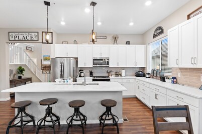 Spacious 3 bedroom, 2.5 bath house - 20 min from DIA, 25 min from Denver