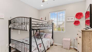 3 bedrooms, desk, iron/ironing board, travel crib