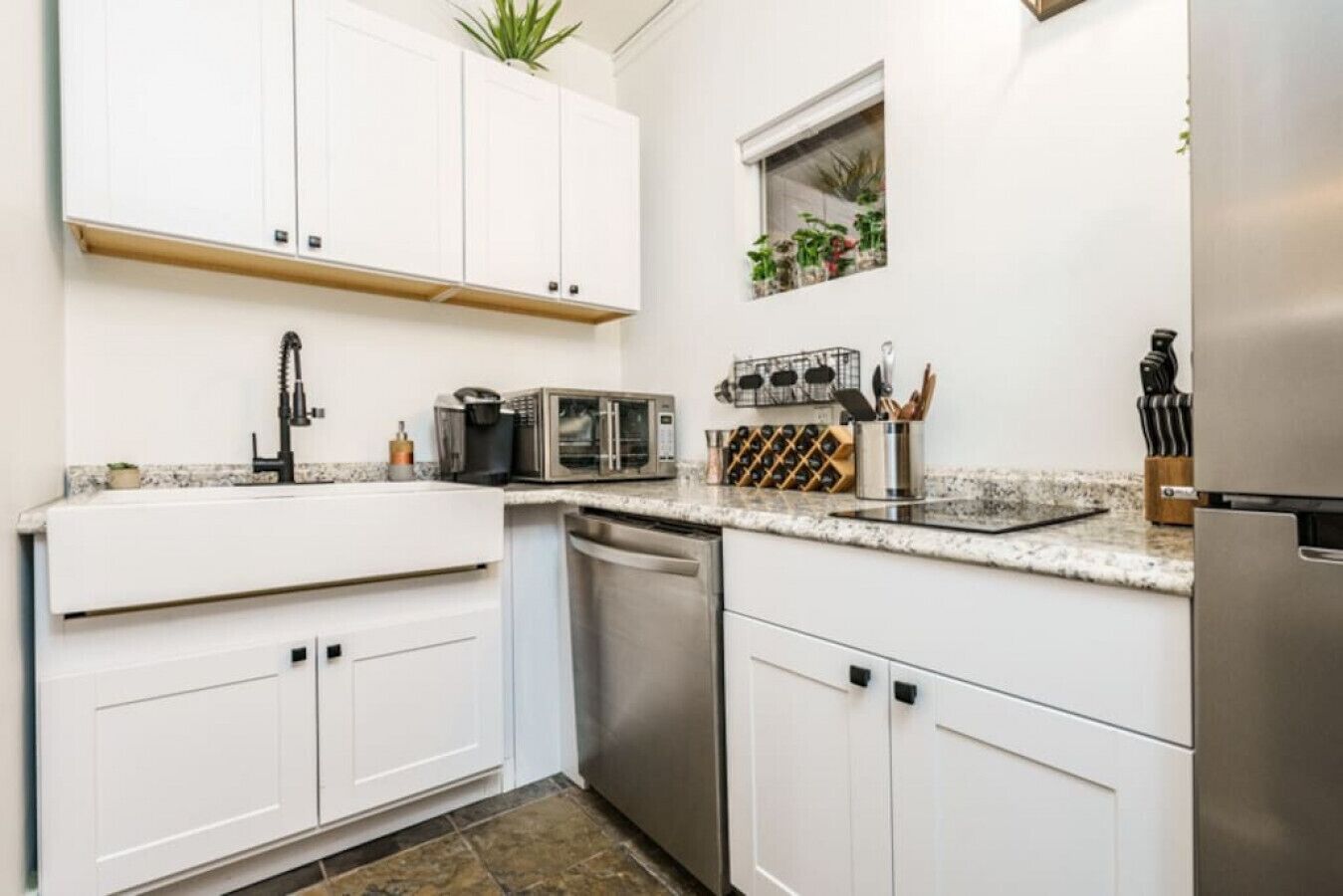 Frigorífico, microondas, placa de cocina y tostadora