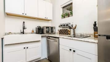 Frigorífico, microondas, placa de cocina y tostadora