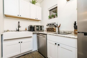 Frigorífico, microondas, placa de cocina y tostadora