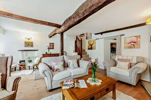 TV, fireplace, DVD player - Nepenthe -  a cottage that sleeps 6 guests  in 3 bedrooms (Stow-on-the-Wold)