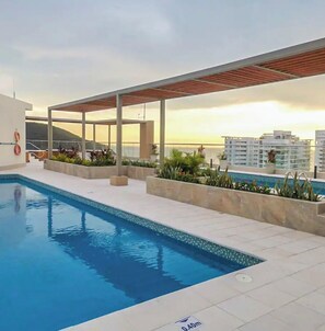 Pool - Apartamento moderno vista al mar
7 piso salguero (Gaira)
