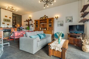 TV, fireplace