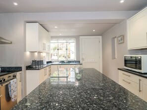 Refrigerador, tetera eléctrica, tostadora y utensilios de cocina