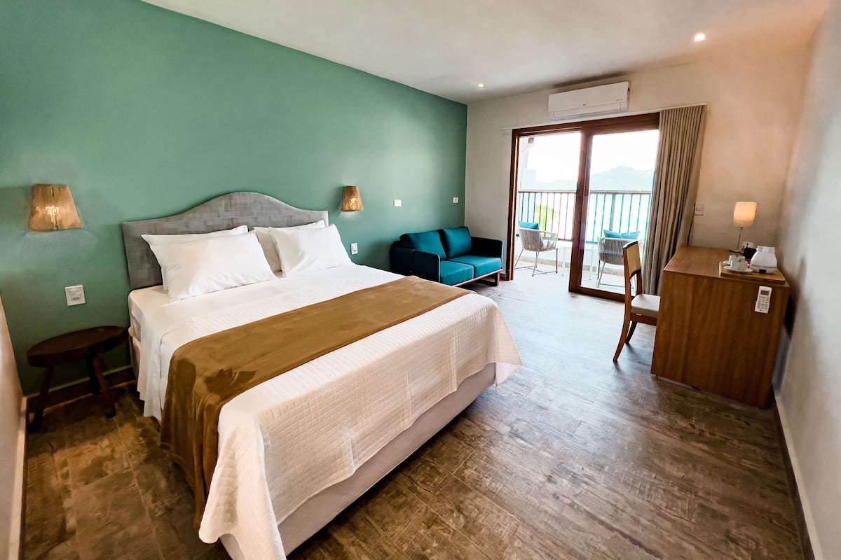 Room | 1 bedroom, hypo-allergenic bedding, in-room safe, individually decorated