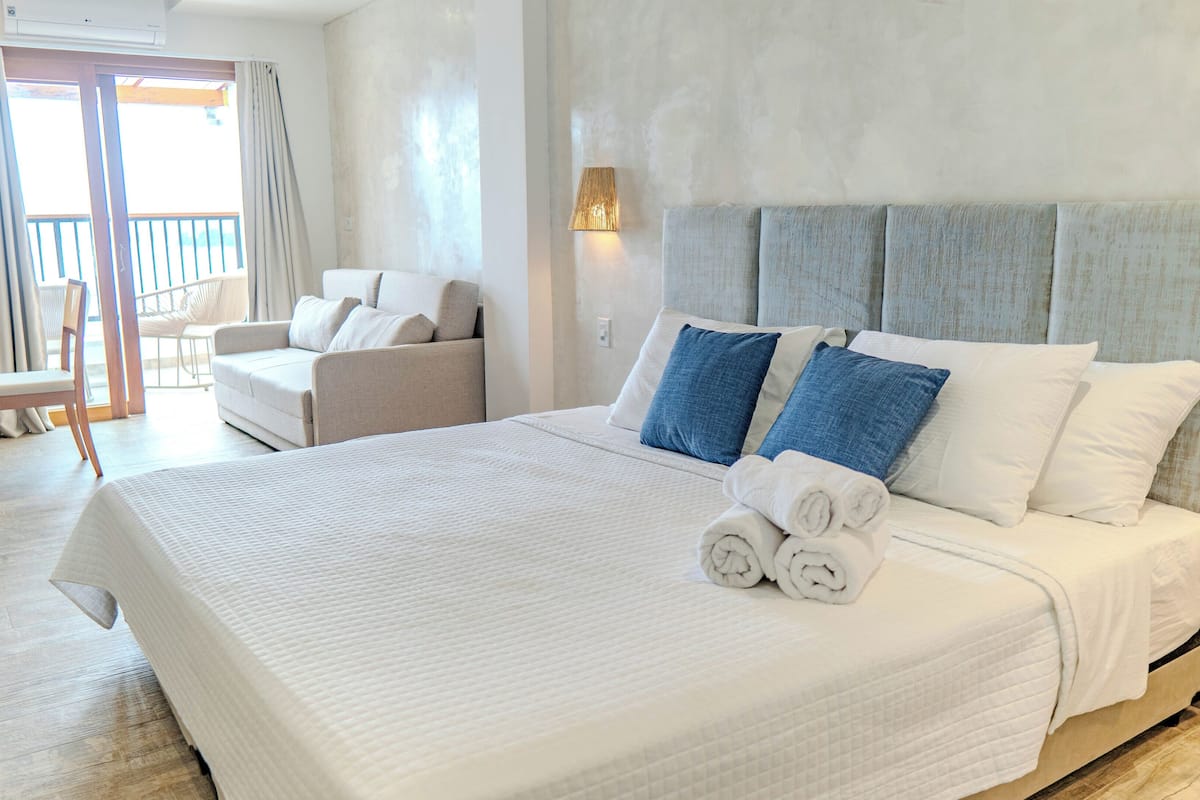 Room | 1 bedroom, hypo-allergenic bedding, in-room safe, individually decorated