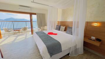 Hypo-allergenic bedding, in-room safe, individually decorated, desk