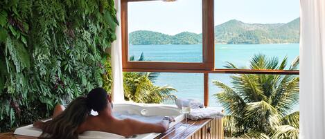 Deluxe Suite, 1 King Bed, Sea Facing | Jetted bathtub
