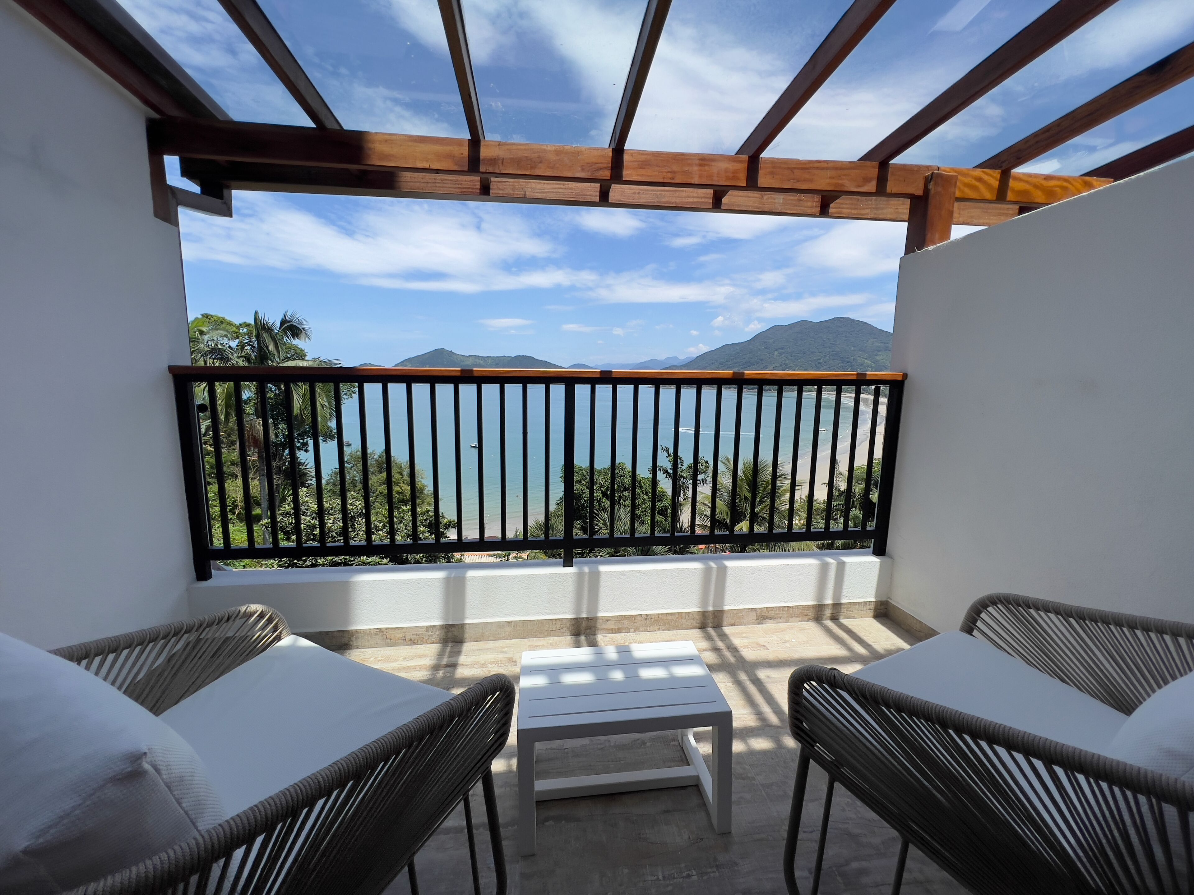 ルーム | リビング エリア | 32 インチのスマートテレビ (デジタル放送視聴可)、Netflix、ストリーミングサービス