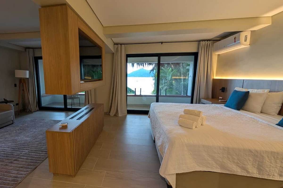 Luxury Suite, 1 King Bed, Sea Facing | 1 bedroom, hypo-allergenic bedding, in-room safe, individually decorated