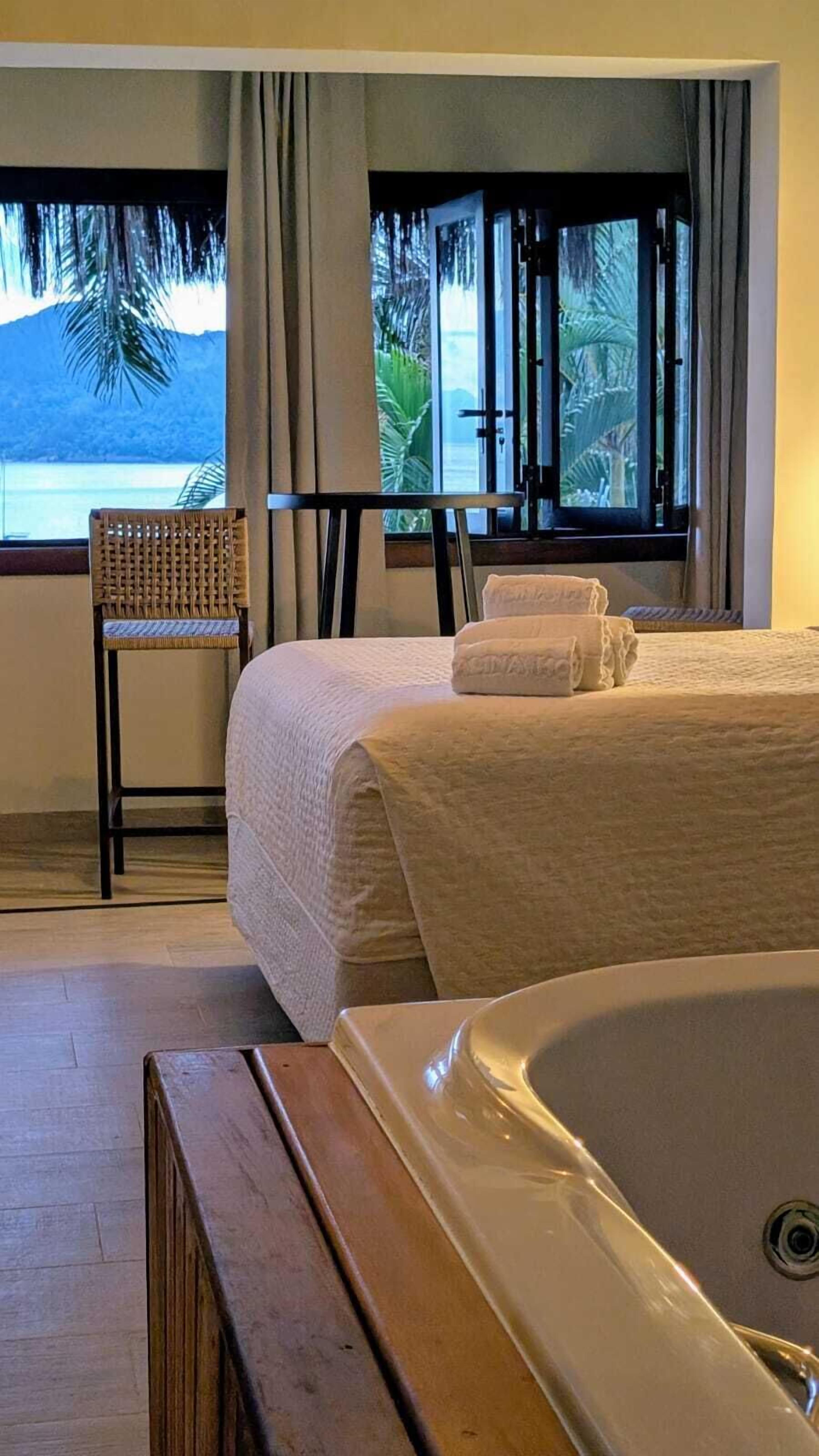 Suíte superluxo, 1 cama Queen, de frente para o mar | Área de estar | Smart TV 32 polegadas com canais digitais, Netflix