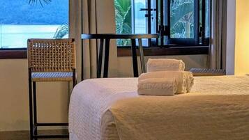 Suíte superluxo, 1 cama Queen, de frente para o mar | Área de estar | Smart TV 32 polegadas com canais digitais, Netflix