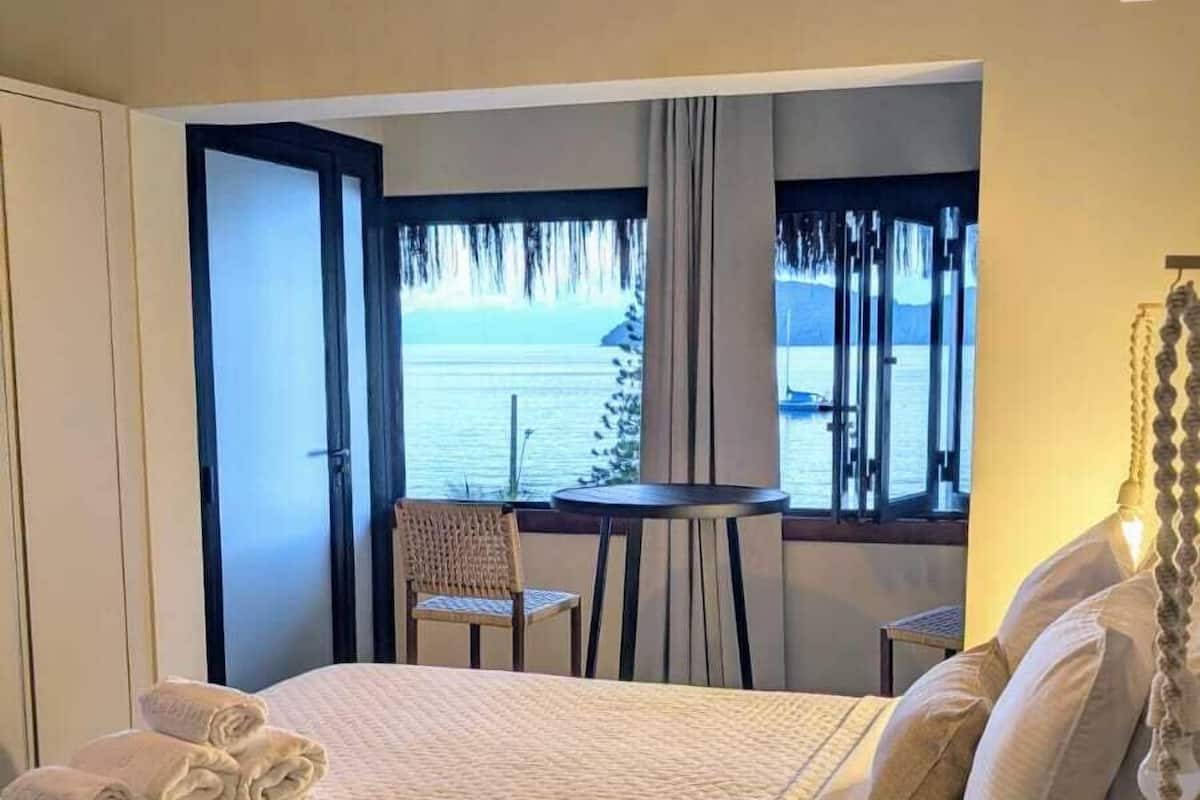 Luxe suite, 1 queensize bed, uitzicht op zee | 1 slaapkamer, hypoallergeen beddengoed, een kluis op de kamer
