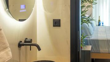 Secadora de cabello, toallas, jabón, papel de baño