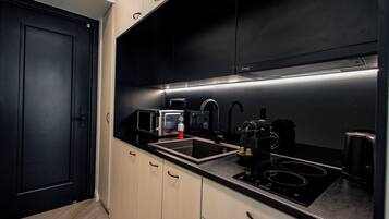 Refrigerador, microondas, parrilla de estufa y cafetera y tetera