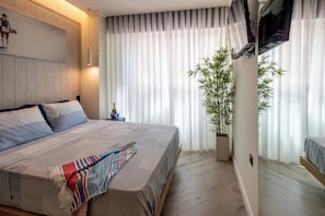 Tabla de planchar con plancha, wifi y ropa de cama 