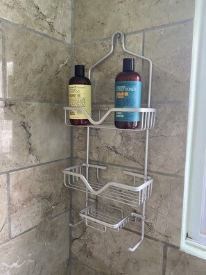 Secador de cabelo, toalhas de banho, sabonete, shampoo