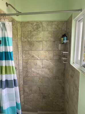 Secador de cabelo, toalhas de banho, sabonete, shampoo