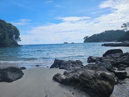 Beautiful 2bd 2 ba villa w/lush yard, gated community 15 min from Manuel Antonio