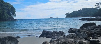 Beautiful 2bd 2 ba villa w/lush yard, gated community 15 min from Manuel Antonio