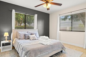 2 عدّة غرف نوم ومكواة/لوح كي وسرير سفر وواي فاي