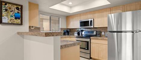 Réfrigérateur, micro-ondes, four, plaque de cuisson