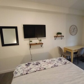 Desk, iron/ironing board, travel crib, WiFi - Downtown Studio - Plum (Moscow)