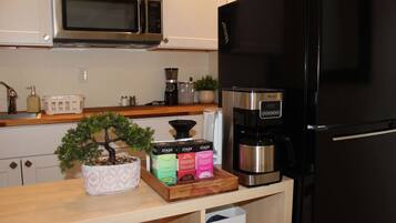Geladeira, micro-ondas, cafeteira/chaleira