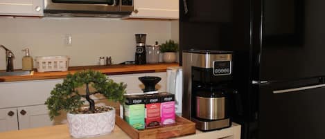 Réfrigérateur, micro-ondes, cafetiÚre/bouilloire