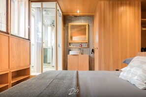 Douche, douche à « effet pluie », sèche-cheveux, serviettes fournies