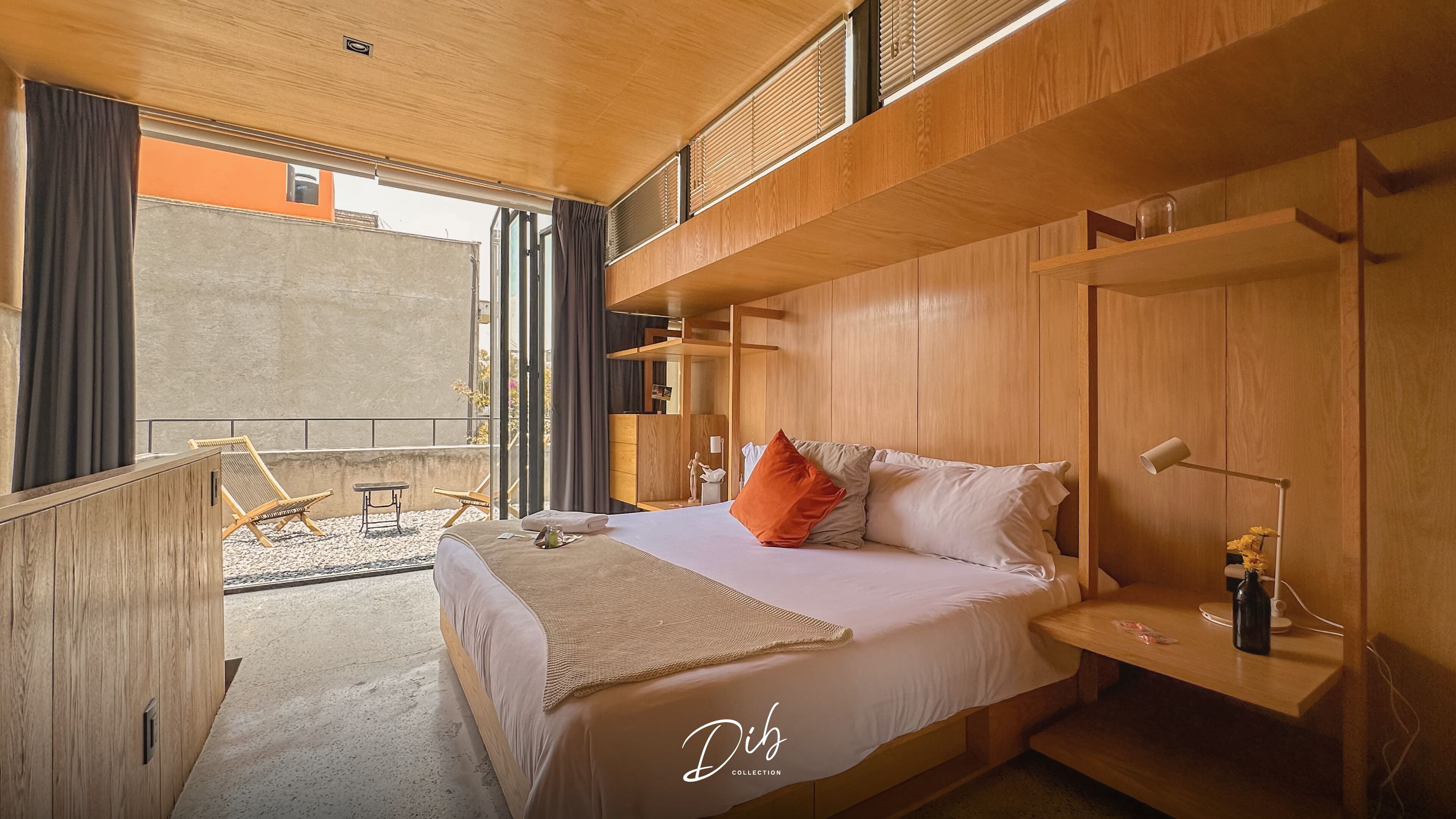 Loft de diseñador, 1 cama King size | Ropa de cama de alta calidad, edredón, escritorio y cortinas blackout 