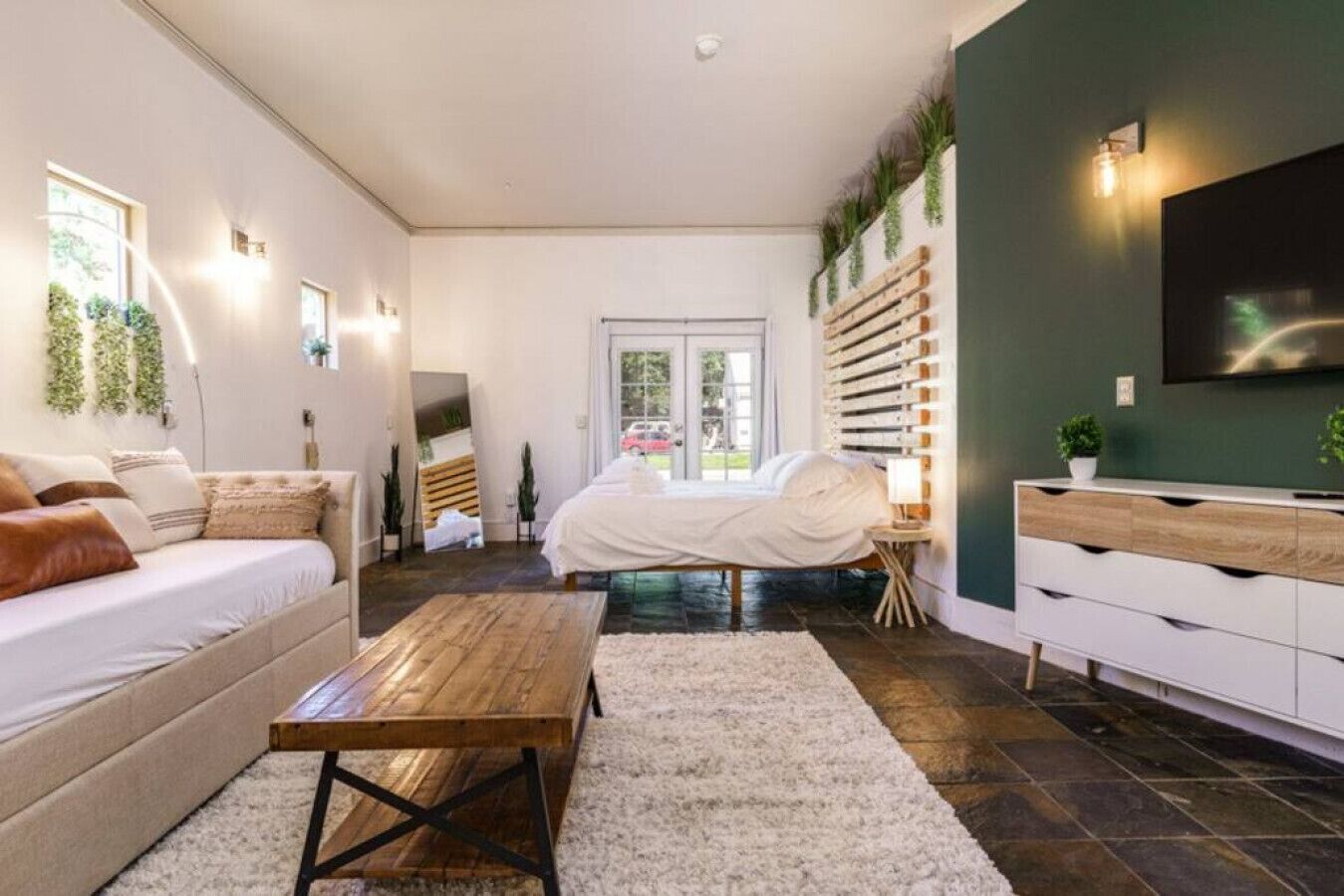 2 chambres, bureau, fer et planche à repasser, lit parapluie