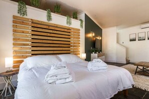 3 bedrooms, desk, iron/ironing board, travel cot - *NEW* Clean, Modern Paradise! *Walk to River/Lake* (Boise)