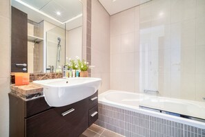 Bañera, secador de pelo y toallas