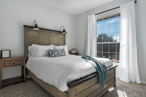 4 bedrooms, desk, iron/ironing board, WiFi