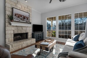 Smart TV, fireplace, video games - NEW Austin Hill Country -Modern, comfortable, private home - pool, fire pit, 4bd (Austin)