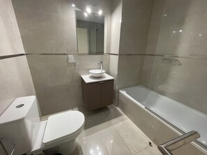 Apartamento, vários quartos, acessível, para fumantes | Comodidades do banheiro