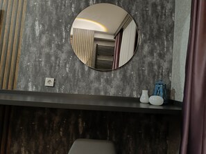 Ropa de cama de alta calidad y espacio para trabajar con laptop