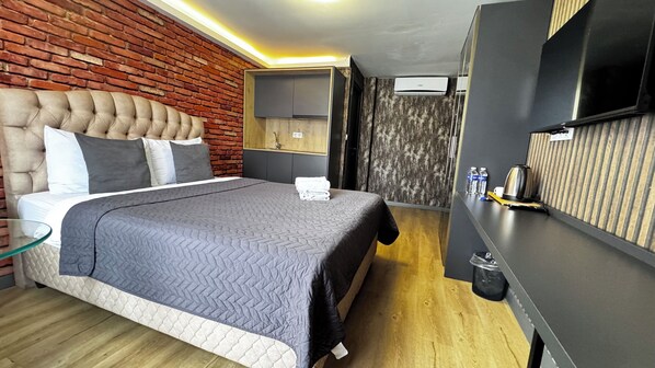 Ropa de cama de alta calidad y espacio para trabajar con laptop