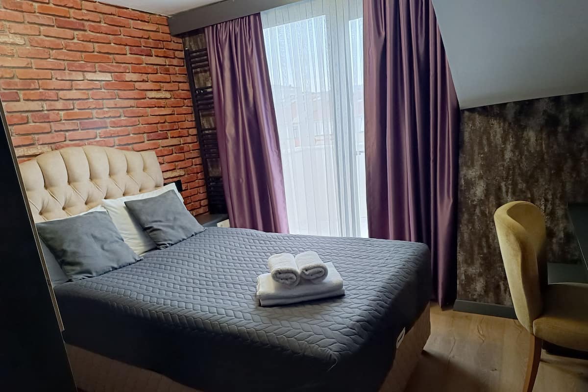 Monolocale Economy | Biancheria da letto di alta qualità, postazione laptop, Wi-Fi gratuito