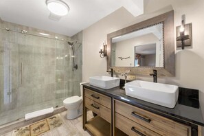 Bathtub, hair dryer, towels - Best Mountain Views in Estes! Large Family Home (Estes Park)