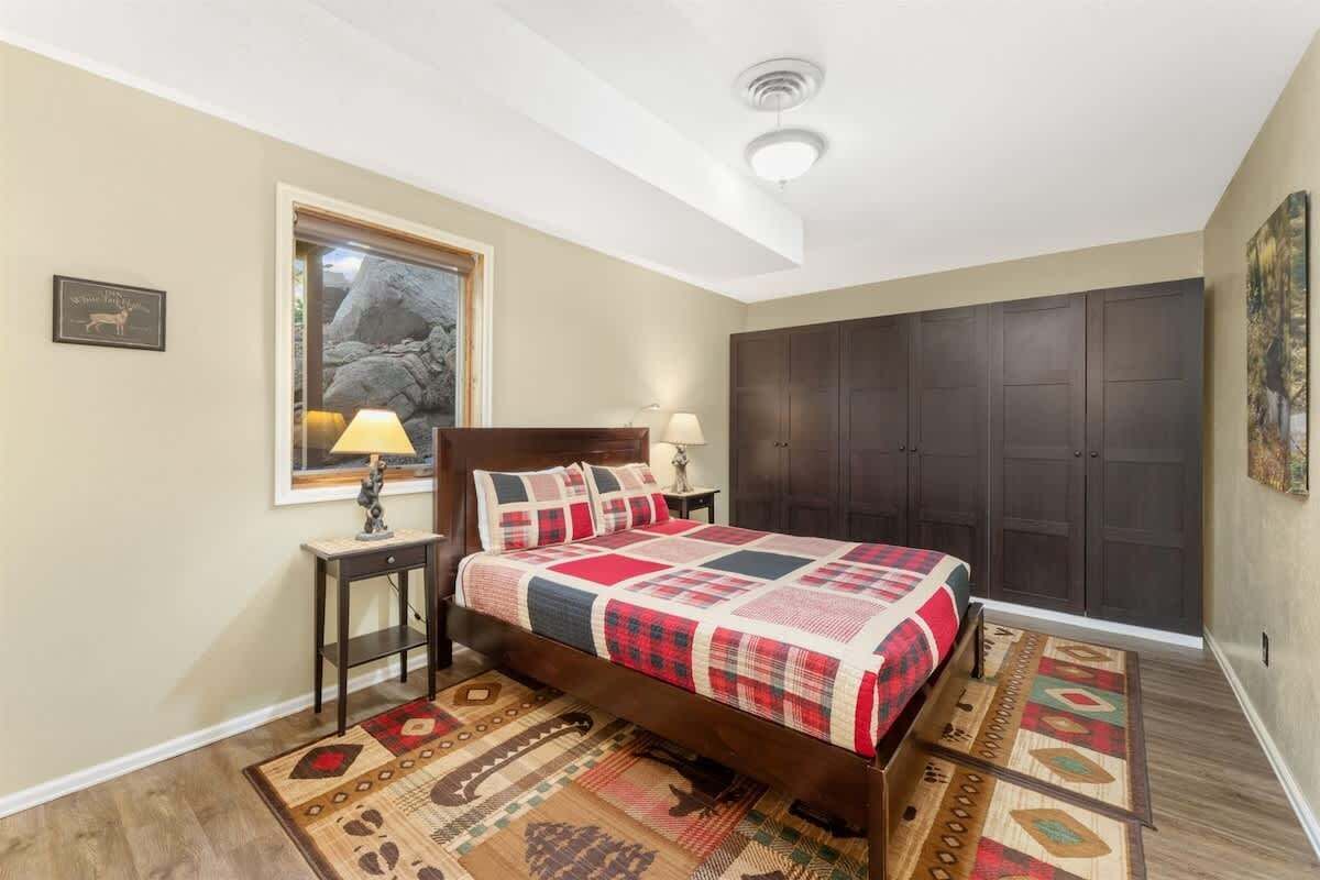 4 slaapkamers, een bureau, een strijkplank/strijkijzer, reisbedje